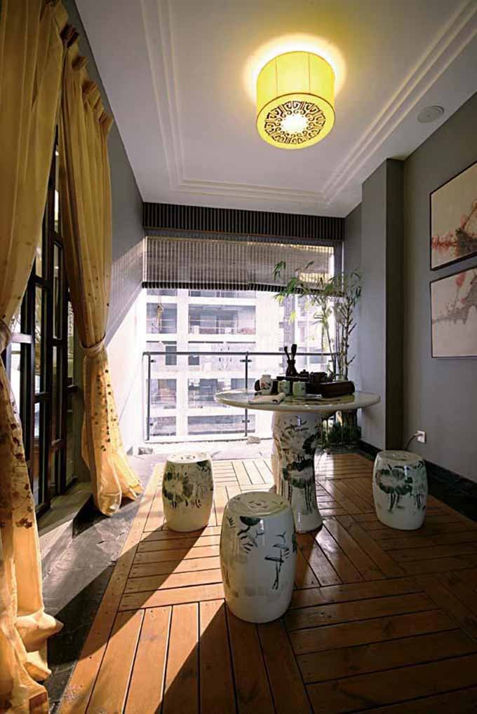 主人将阳台设计成了饮茶消遣的小院，石桌石凳尽显中国味道。