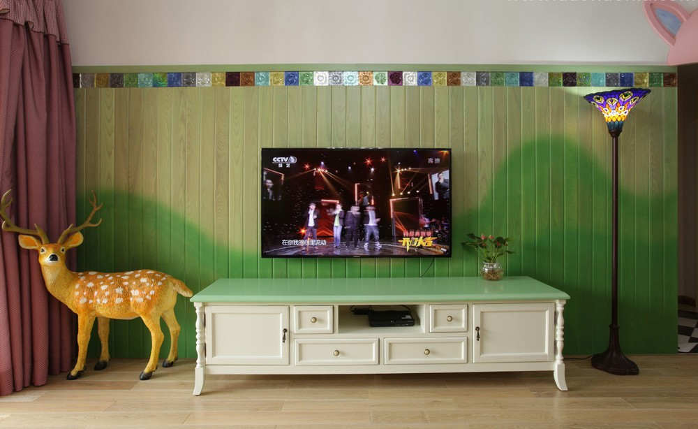 背景墙的颜色与客厅整体色调相配合，活泼舒适。