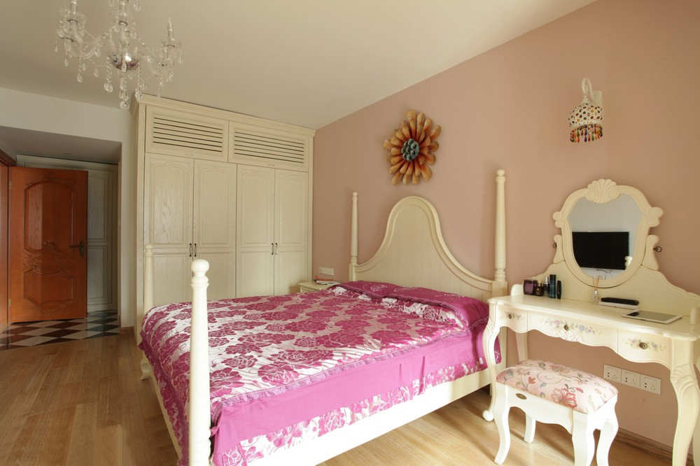 粉色的床洋溢着家庭的幸福和满足。