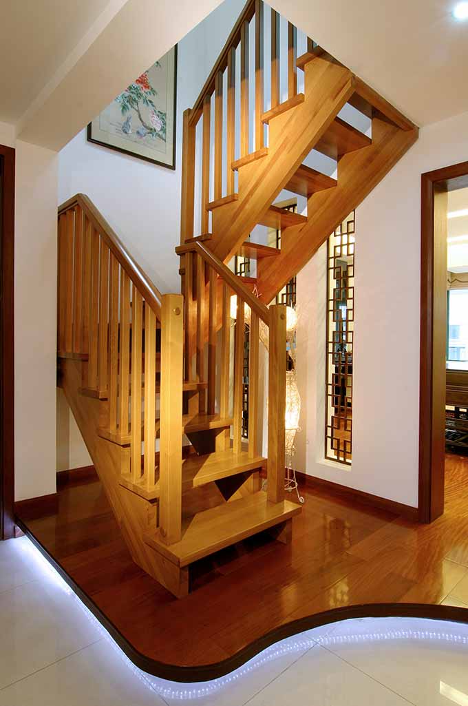 木质楼梯增添了一份原始质朴的感觉。