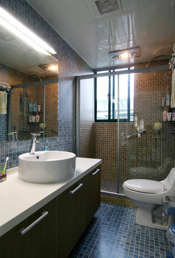 卫生间简洁大气，运用马赛克瓷砖增添了很多时尚感。