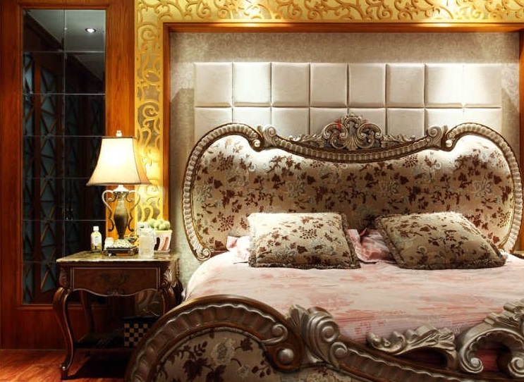 欧式的床铺，集成墙饰也是一大亮点。
