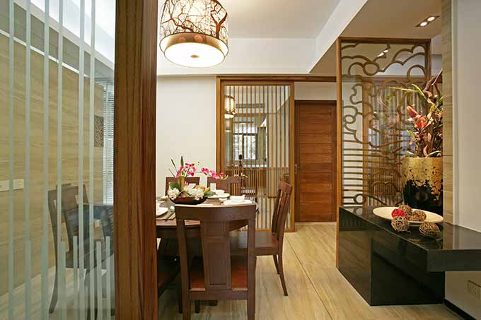 餐厅的装修较为中规中矩，吊灯与摆件的点缀让整个空间平添几分灵气。