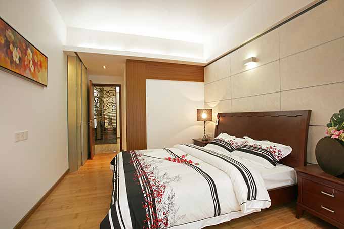 卧室的装修同样简单，红木家具让整个空间平添几分韵味。