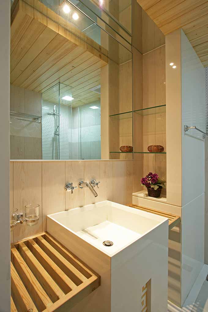 卫生间简洁大方，融入了现代的设计元素。