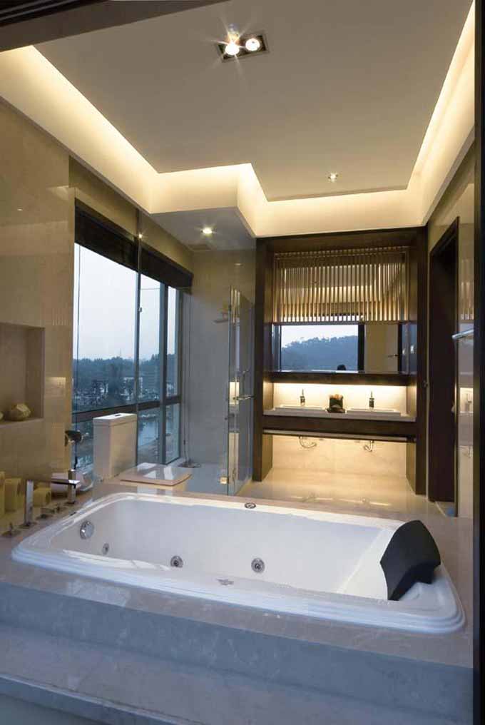 浴室的落地窗外，风景优美，在泡澡的同时，还能享受自然风光。