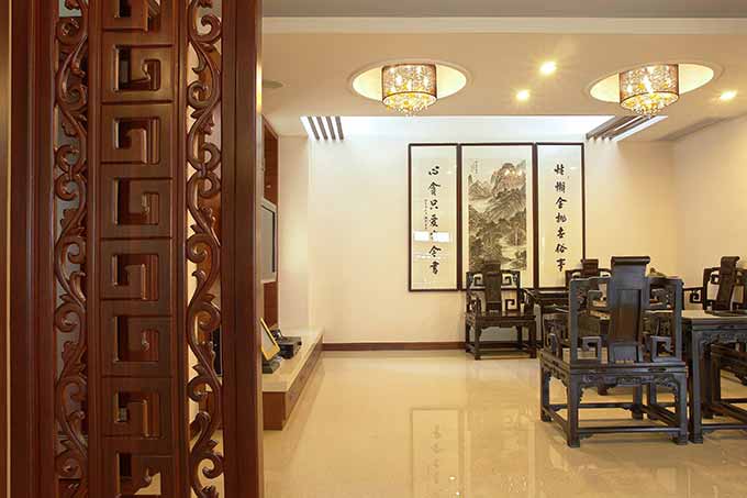 会客室充满了古典气息，无论是中式家具，还是墙上的书画。