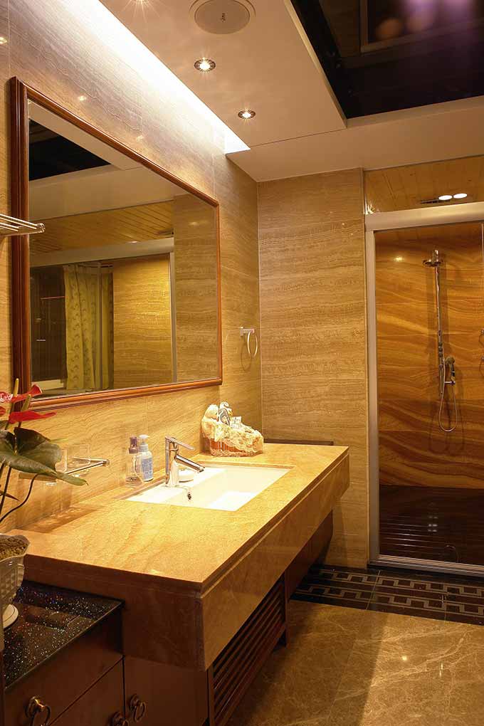 对于比豪华的客厅，卫生间反而显得简单，大理石铺设墙面易清理。