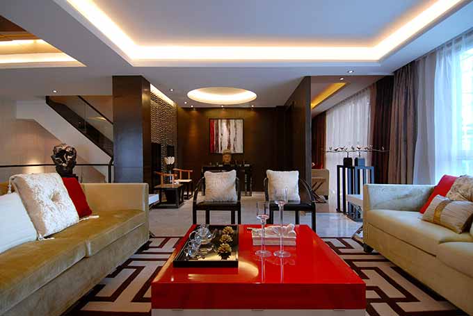 高大上的客厅利用金色和中国红作为主要颜色基调，营造热情大方的气氛。