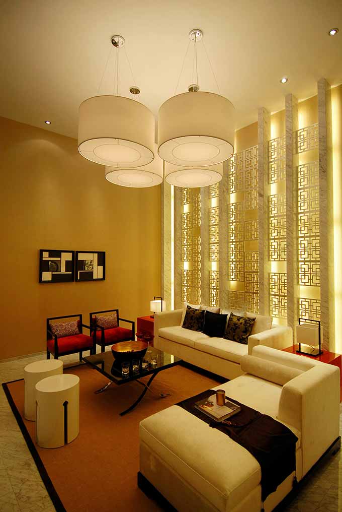 舒适的白色布艺沙发和精神的红色扶手椅，还有中国风铁艺幕墙组合成为小会客厅的特色。
