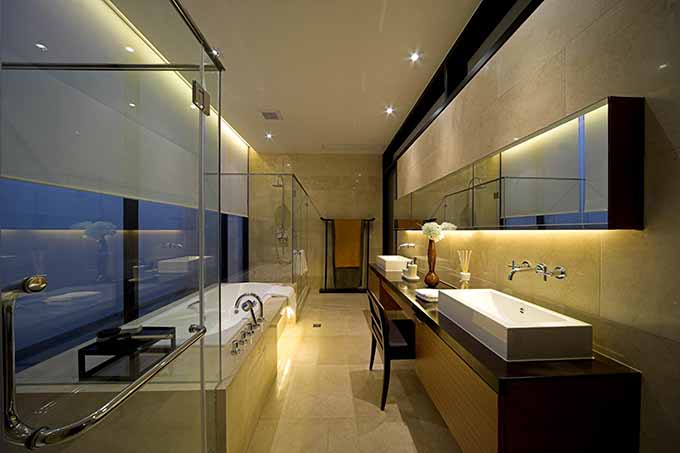 一字型的镜面为狭长的沐浴空间拉伸出了明净的畅快感。