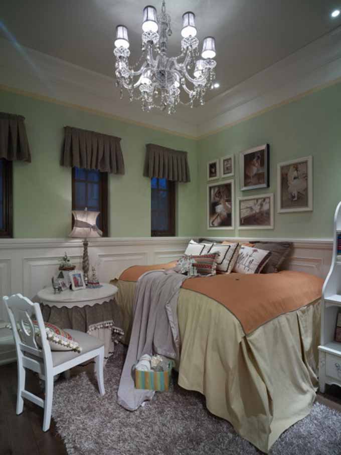 这一间卧室则依照轻松温馨的理念，留给了主人一块活泼的、让人心情愉悦的小空间。