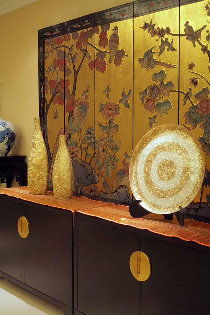 收纳柜也要精心布置。碎碎的金色明亮而不闪耀，中国文化就是这样，讲究低调的奢华。