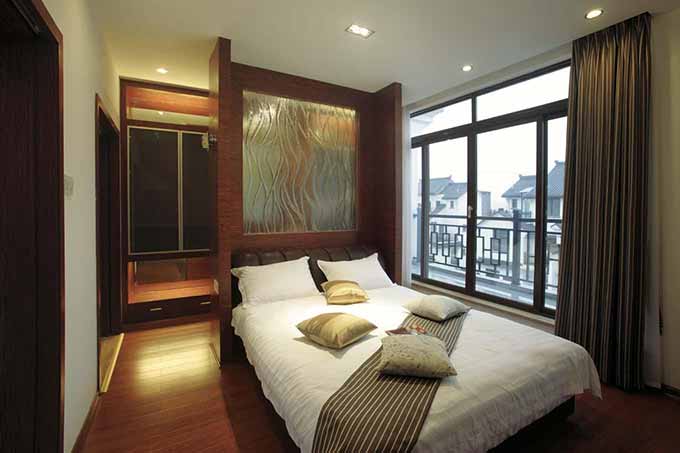 设计师对卧室的休息区域和衣柜进行了两级的划分，层次鲜明。
