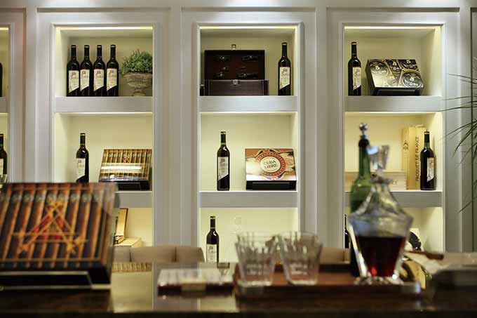 酒柜上酒品如高端场合般的陈列方式将整体的品味提到了一个高度。