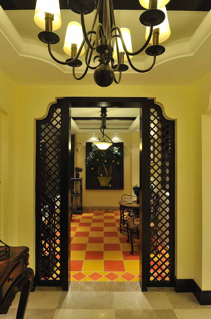 走廊的木格门框住彩色的地砖，在规矩中尽现自由。