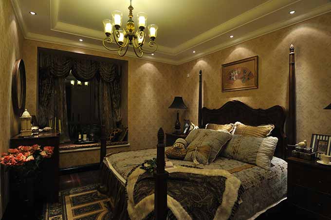 卧室选用柔和灯光，亮度较低，但蓝色的家私使房间不显暗淡。