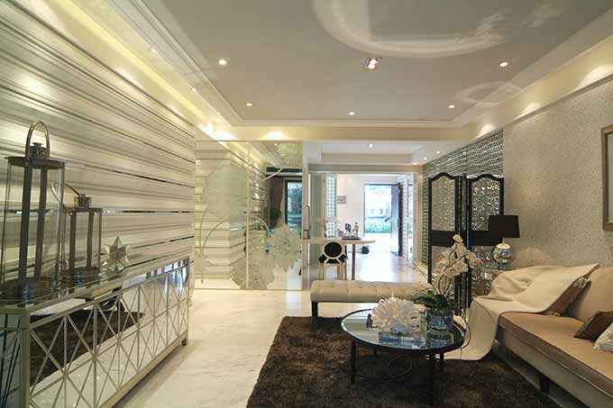 客厅墙面设计凸显了线条感和立体感。搭配以菱格造型的镜面橱柜，时尚感倍增。