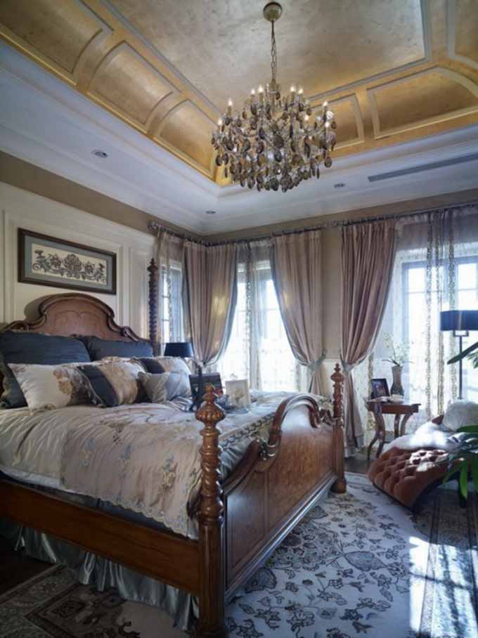 天花上升式的设计增加了卧室的高度，配上精选的顶灯，更显华美。
