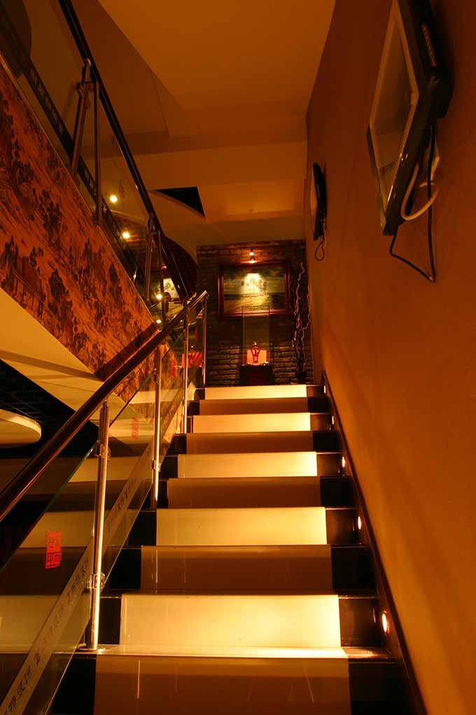每层阶梯间的灯光营造出了独特的光感，为上下楼梯的人们一路守护。