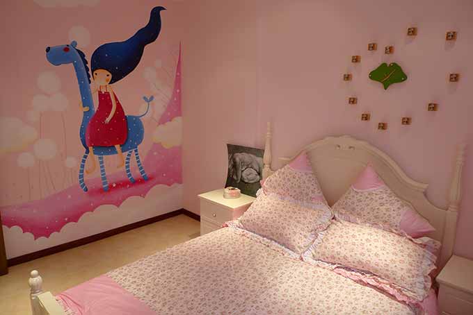 儿童房的壁画与整体环境融为一体，温馨梦幻。