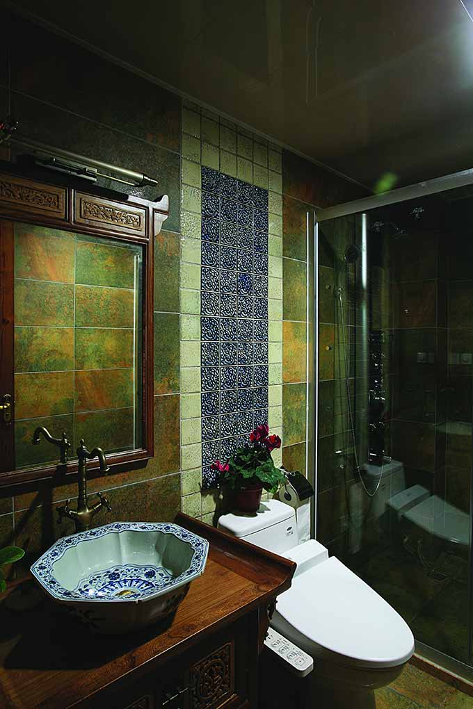 青瓷既被完整运用到了洗手池中，更是被打碎设计到了浴室镜旁的墙面，将古典萃取融入现代文化，往往最能令人动容。