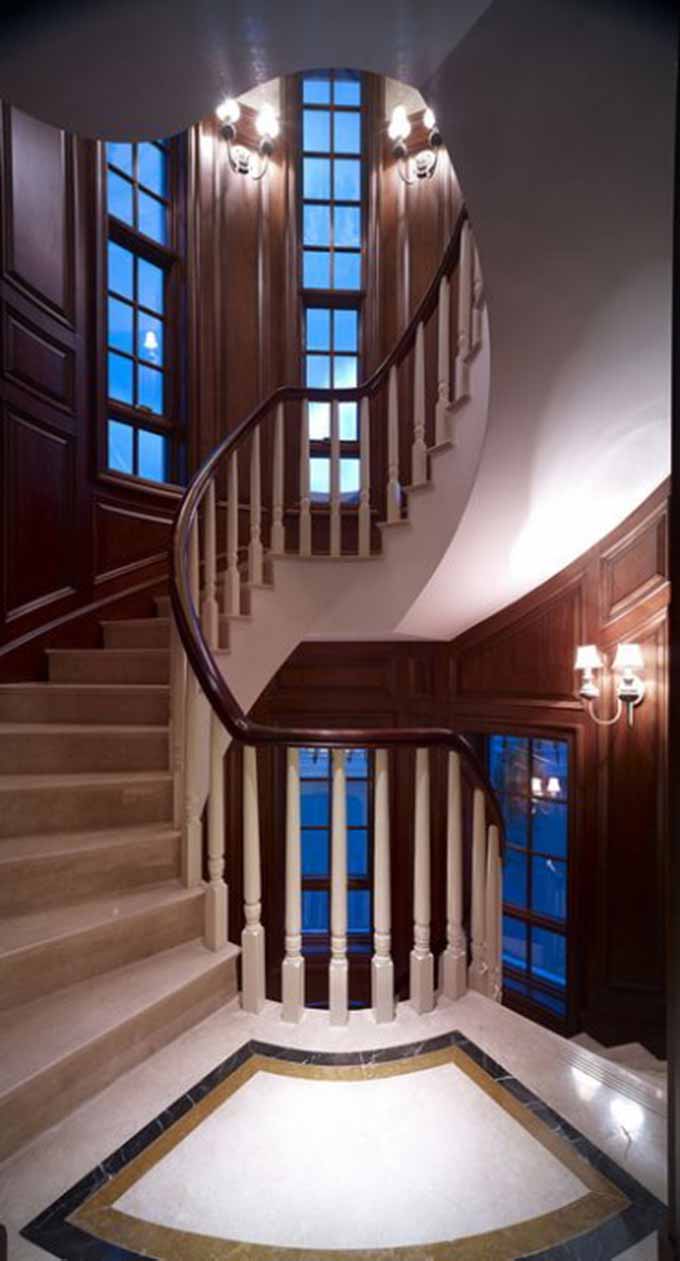 旋转式楼梯间，窗户外透进的风景与室内组成了早晚有异、四季不同的天然风光。