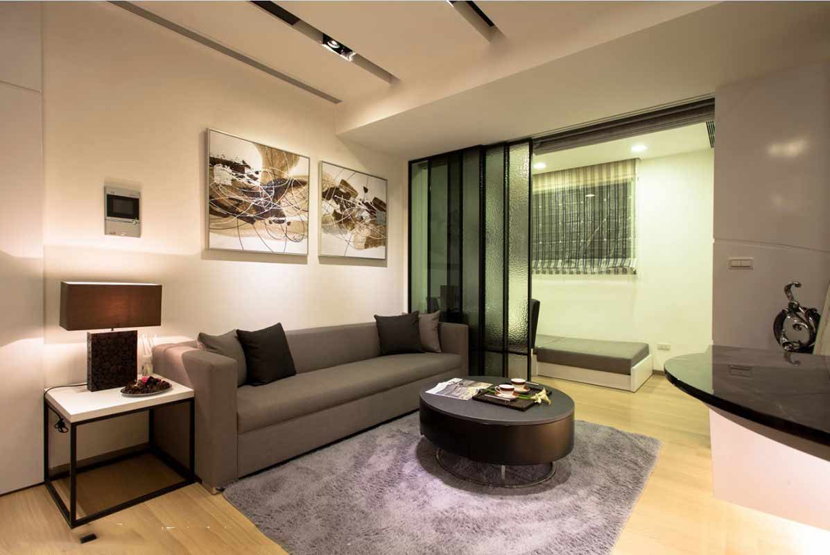 玻璃拉门合上即能带来隐密性，开启时让客厅与起居室合而为一，使得光线得以在空间内流通。