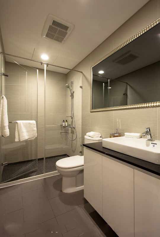 采用干湿分离设计，古典的灰镜搭配极为现代感的悬空浴柜，别有一番风貌。