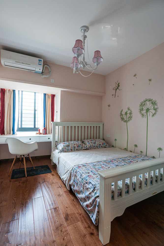 儿童卧室采用的是粉红的主色，卧室的窗户则使多种颜色相交汇，增加了俏皮活泼的味道。