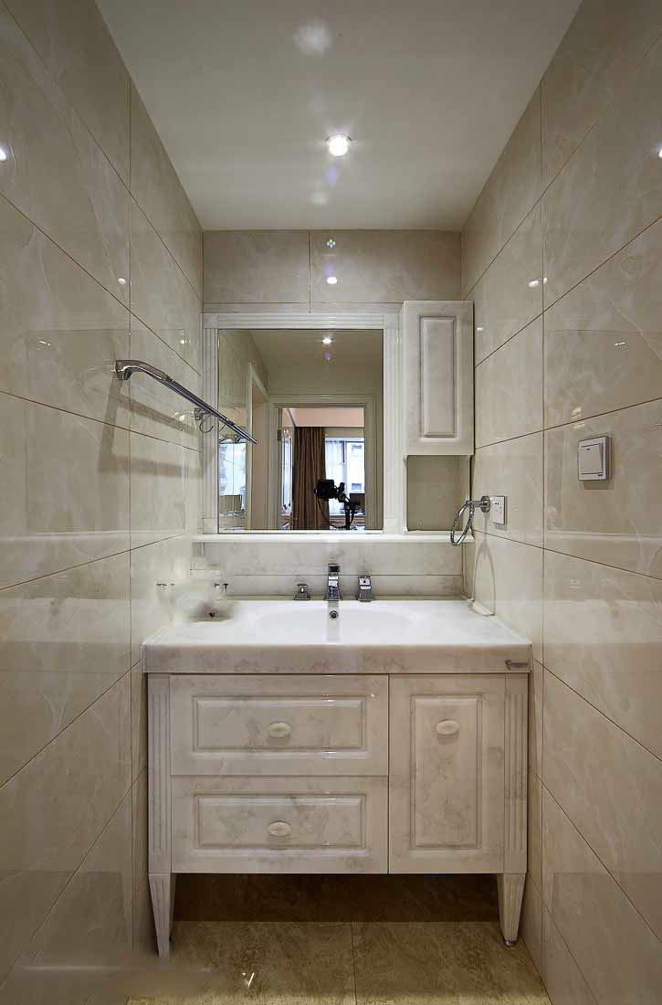 洗手间整个都是用大理石进行装修的，制造明亮氛围的同时又不失大气庄重。