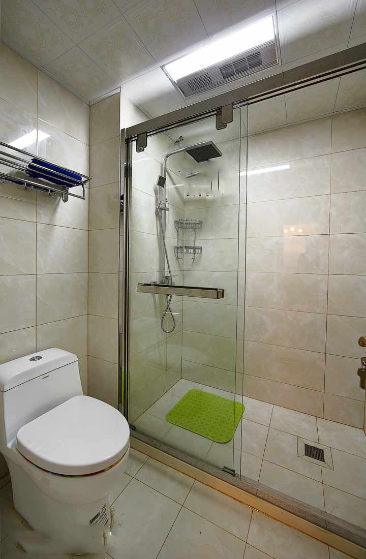 卫生间干湿区分开，以白色、淡色为主，大理石材质的台盆柜、规格精巧的瓷砖打造出了不一样的卫浴空间。