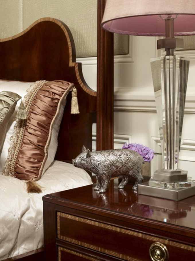 精心雕琢的银色小猪象征着富贵和安康。
