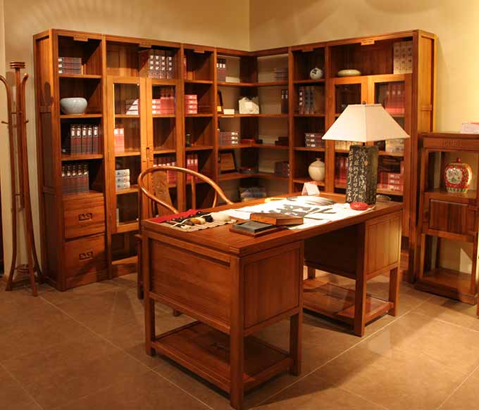书房大大小小的一切都放置得端庄有序，中国文人的气质也便是如此。