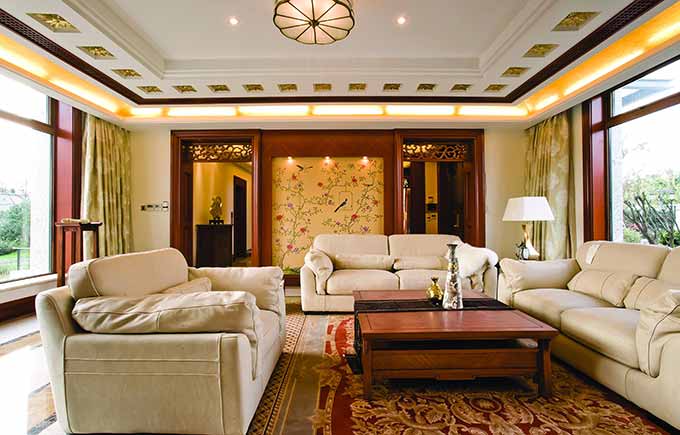 考虑到实用性和舒适程度，客厅没有使用往常多见的木质沙发座椅，而是用米色的厚实沙发代替，但依然和整体的风格融合的很好。