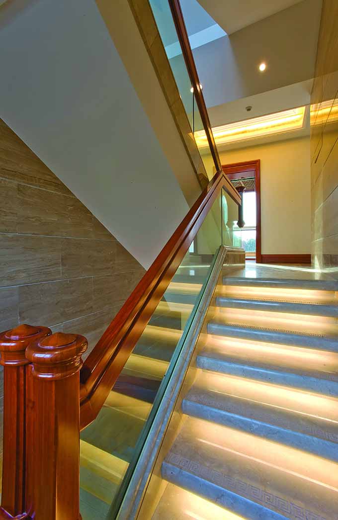 楼梯设计没有追求夸张精致的美，反而回归到了最简单的造型。也许最初的梦想你已经忘记，但走到这儿，你还能找到最本真的感觉。