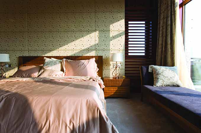 碎花墙面为卧室增添了几分秀气的气质。温暖的粉色和冷傲的蓝色这一组合之间又蕴含着多少少女情怀呢？
