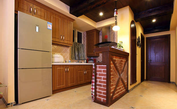 敞开式厨房配合新建矮墙让厨房更有空间感，同时区域划分也更明显。