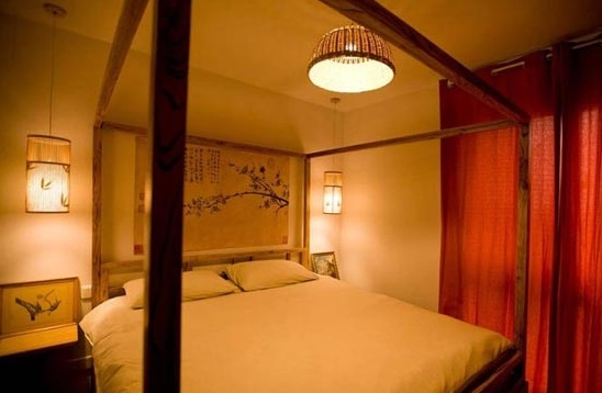 竹灯的款式让睡在床上的人看不到灯光，竹子镂空反射到顶上出现的竹条很好看。