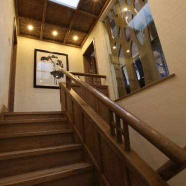 中式原木材质楼梯装修实例