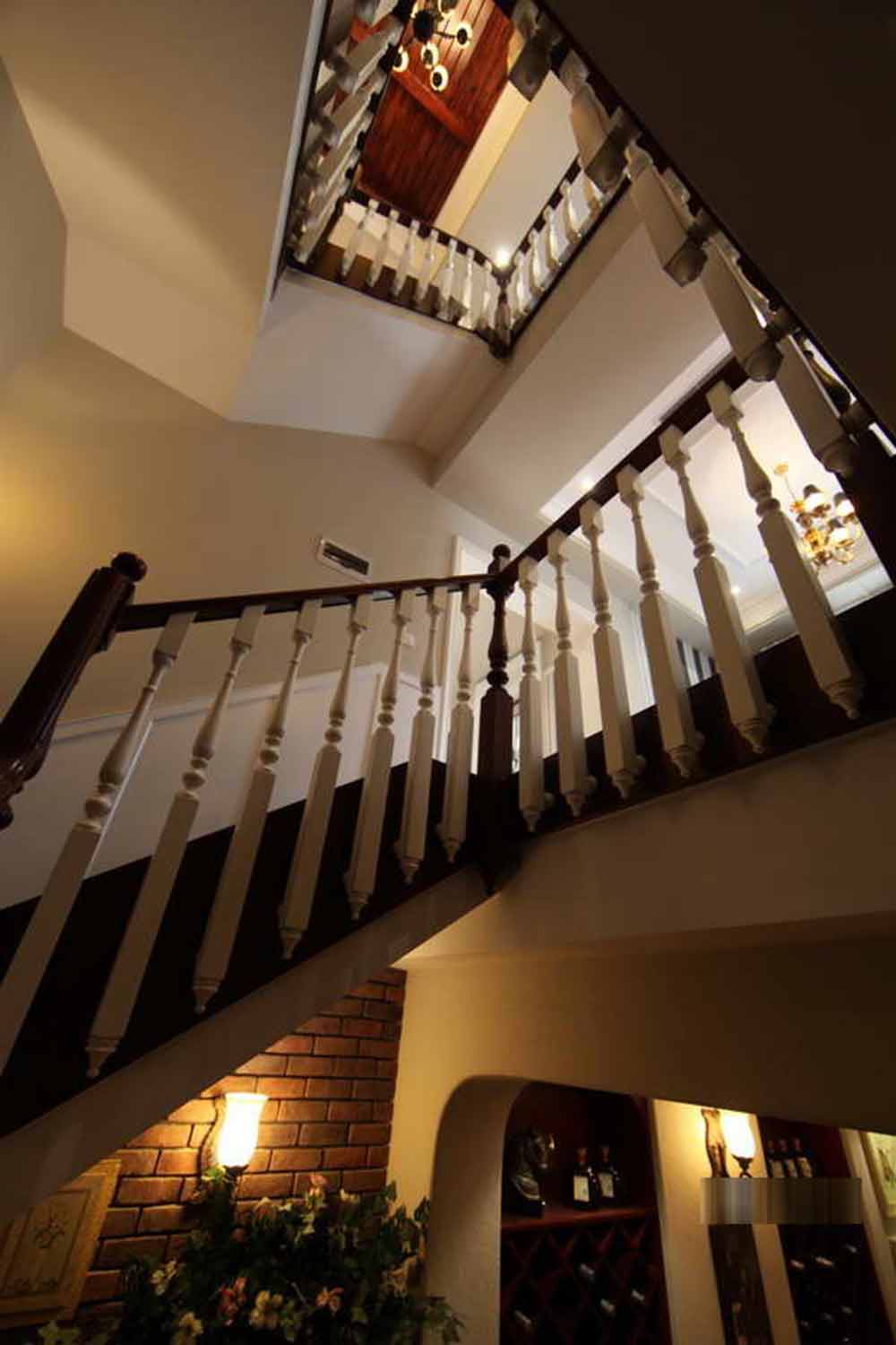简明有型的楼梯设计，在美式风格的基础上创造了独特的立体空间。