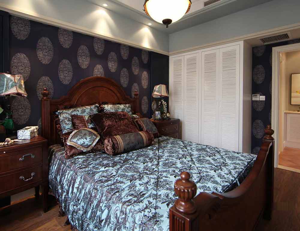 同样的花纹不同的颜色，依靠同一款壁纸，将两个卧室巧妙地串联在了一起。