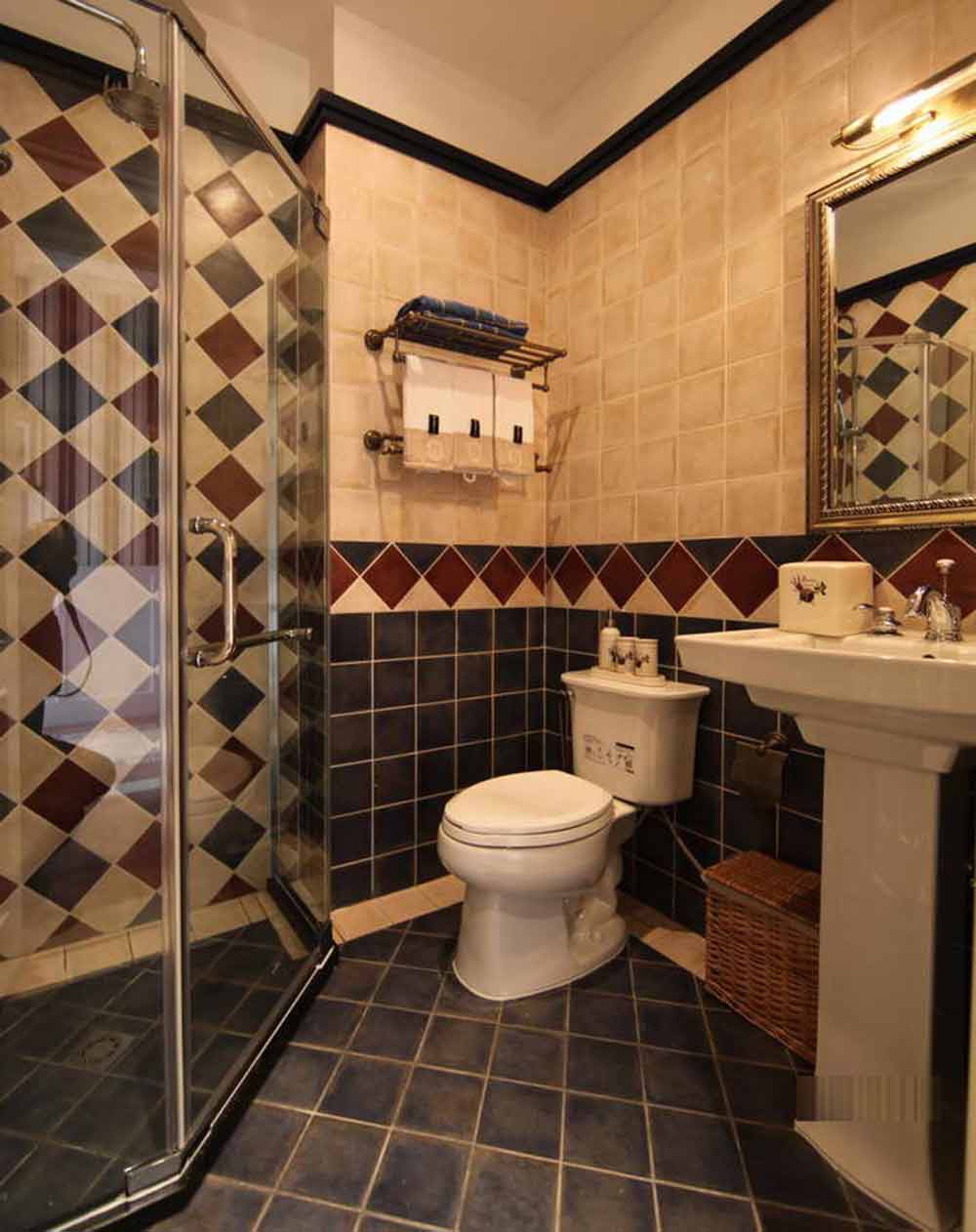 小方砖不同的拼贴方式呈现出了别致可爱的私人空间。洗手台等卫浴用具造型简单，也体现了源自于美国西部的那种最为原始的纯真。