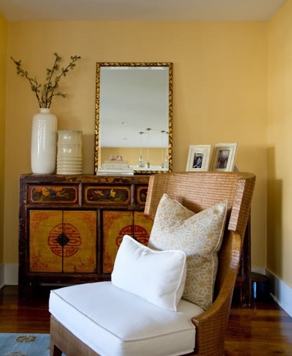 家居颜色的选择也有讲究，以浅色为主基调的客厅，需要深色的调和，收纳柜方面我们可以选择巧克力色的原木柜，将白色-淡黄色的颜色扩展到白色-淡黄色-棕色-咖啡色，让设计更加饱满。