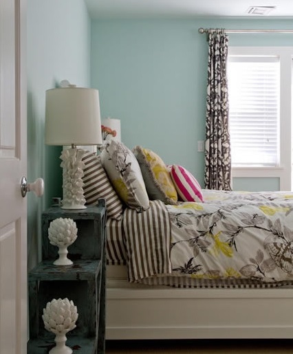 以绿色作为主基调的寝室，淡绿色的墙面、白色的床架、经过古董处理的铜蓝色床头灯架，和床上的黑白两色的单配，加上鲜黄色的适当点缀，利用黄色这个元素将寝室和客厅、厨房的设计连接在一起。