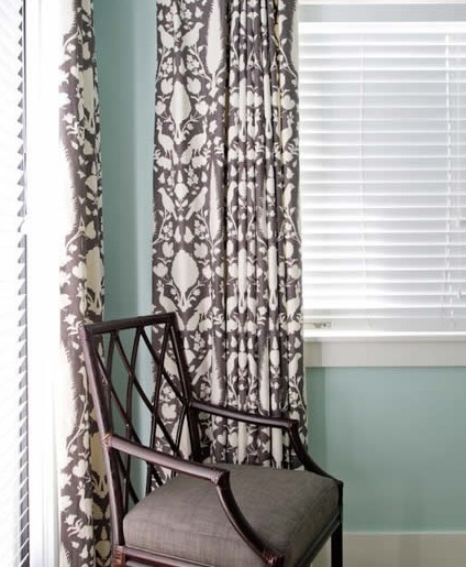 深灰色和白色的窗帘布，加上深咖啡色木椅和灰色坐垫，将家居装修中的颜色进一步细化到白-黄-棕-灰-咖啡-黑。颜色丰富但设计统一，保持设计的清新特点。阳光透过百叶窗射进室内，斑驳的阳光为室内设计增添层次。