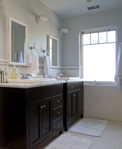保持浴室的干爽是卫浴设计的重点，防滑瓷砖搭配厚地毯，尽可能地保持洗手间干爽防滑。深咖啡色收纳柜能将浴室设计和全屋设计保持统一。