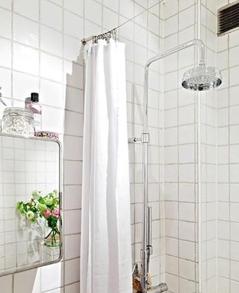 卫浴间同样演绎出了北欧简约风格的大方清爽，同时不忘用鲜花装点，精致美观。白色非常适合为面积较小的卫生间所选用，容易给人带来一种空间更大更舒适的感受。