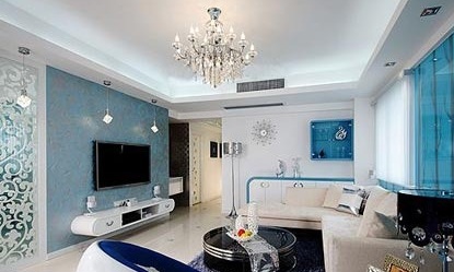 蓝白配色的空间，会让人自然联想到地中海风格。不过这家的主人，却在简约风格的房间里大胆运用蓝白配色，让空间充满清新素雅的美感。尤其在白色的地砖间用蓝色马赛克作为点缀，让地面美观又充满个性。