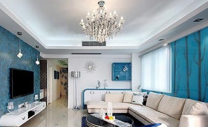 家具采用白色调为主，融入蓝色元素的效果。墙面和吊顶用白色涂料，背景墙则用蓝色壁纸打造出特殊的效果。沙发背景墙上蓝色的背景搭配树枝的造型，让人感觉到隆冬静谧的气息。